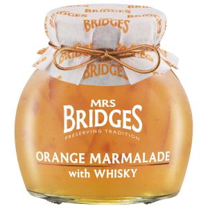 Orangen Marmelade mit fein geschnittener Schale, mit einem Schuss Whisky verfeinert.