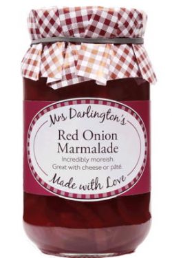 Mrs. Darlingtons Red Onion Marmelade besteht aus leckeren, süßen, klebrigen roten Zwiebeln und ist himmlisch zu Burgern, Pasteten, Sandwiches oder Terrinen.