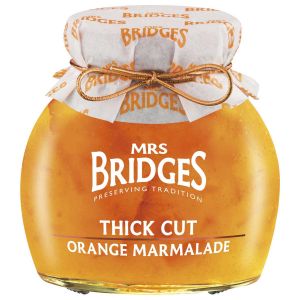Orangen Marmelade mit grob geschnittener Orangenschale.