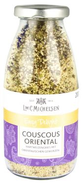 Couscous mit Tomaten, Oregano, Zwiebel, Knoblauch und Kräutern verfeinert.