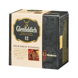 Original schottischer Weihnachtspudding „Plum Pudding“ mit einem Schuss Glenfiddich Single Malt Whisky.